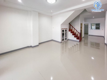 *****ทาวน์เฮ้าส์มือสองย่านนนทบุรี ม.นิวเวิลด์วิลล์ บางบัวทอง-สุพรรณบุรี บนเนื้อที่ 20 ตร.ว. ฟังก์ชัน 2 ห้องนอน 2 ห้องน้ำ 1 ที่จอดรถ แถมฟรี! 1 เครื่องปรับอากาศ เดินทางสะดวก หน้าโครงการติดถ.บางบัวทอง-สุพรรณบุรี เชื่อมต่อหลายเส้นทาง ถ.กาญจนาภิเษก ถ.สะพานนนทบุรี-บางบัวทอง